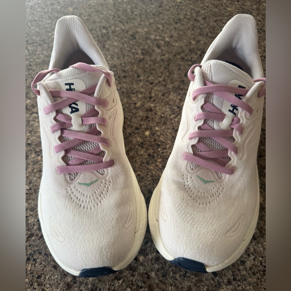 Hoka Arahi 8 Women's Cream and Pink Sneakers